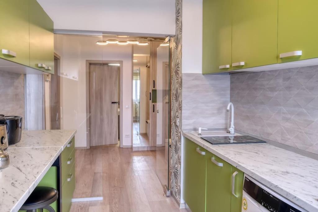 Central Luxury Apartment With City View Brasov Bagian luar foto